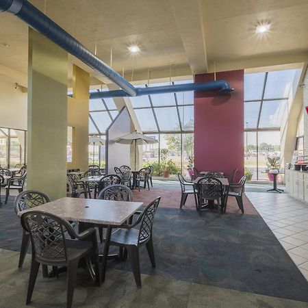 Red Roof Inn & Suites Cleveland - Elyria Bagian luar foto