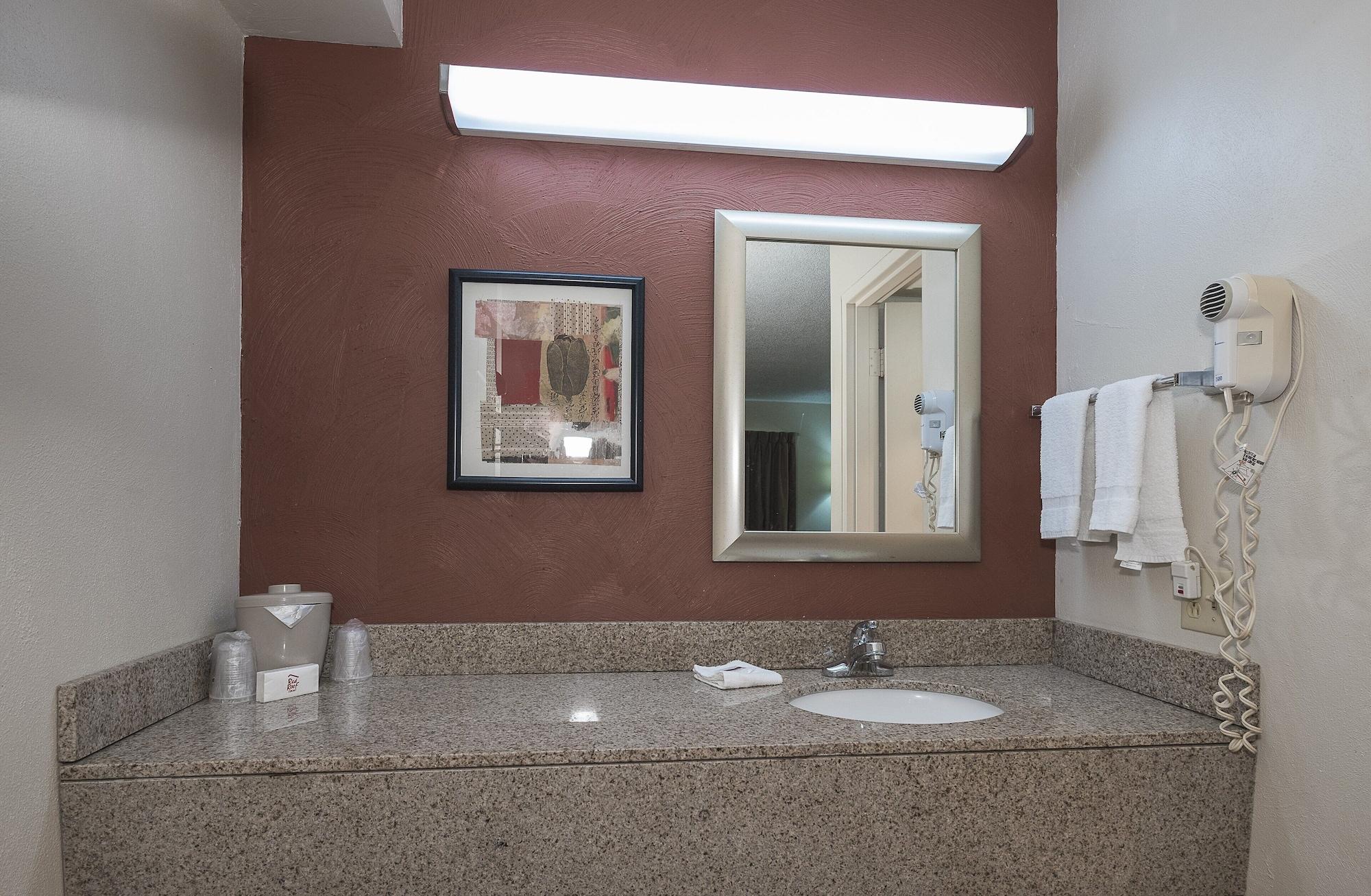 Red Roof Inn & Suites Cleveland - Elyria Bagian luar foto