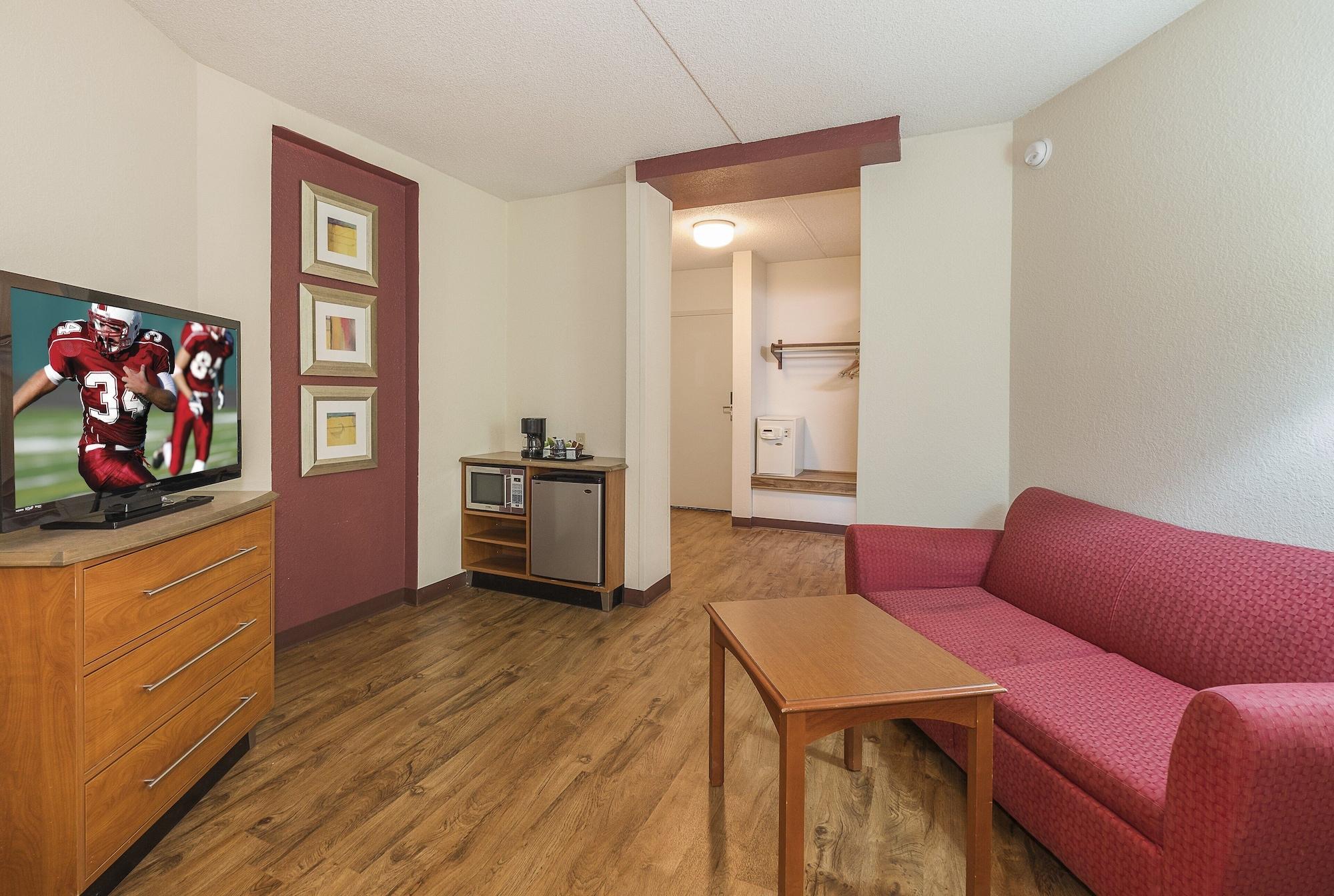 Red Roof Inn & Suites Cleveland - Elyria Bagian luar foto