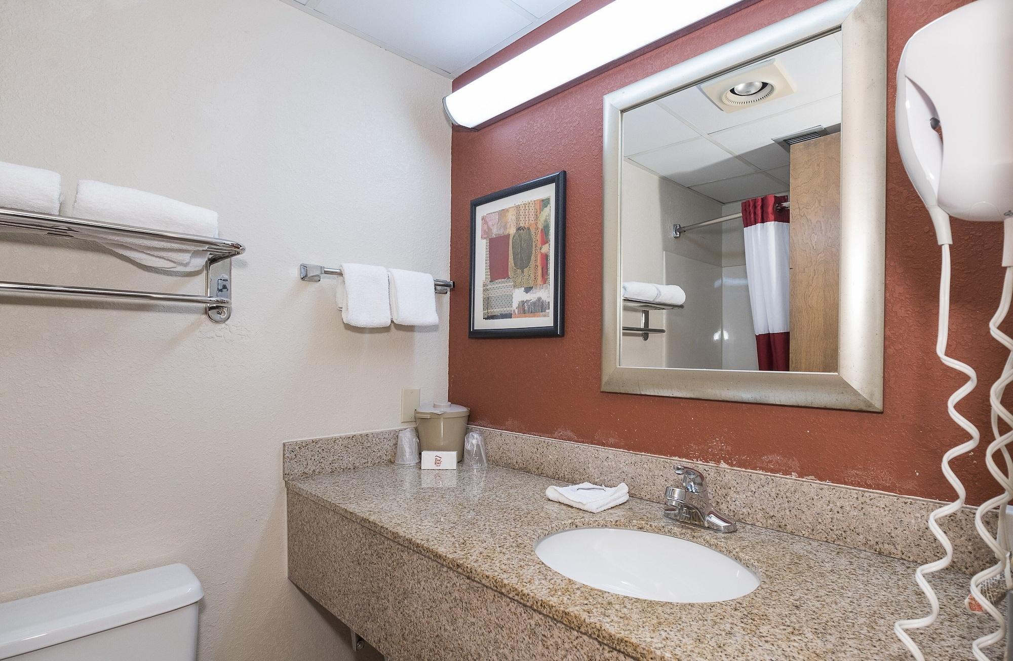 Red Roof Inn & Suites Cleveland - Elyria Bagian luar foto