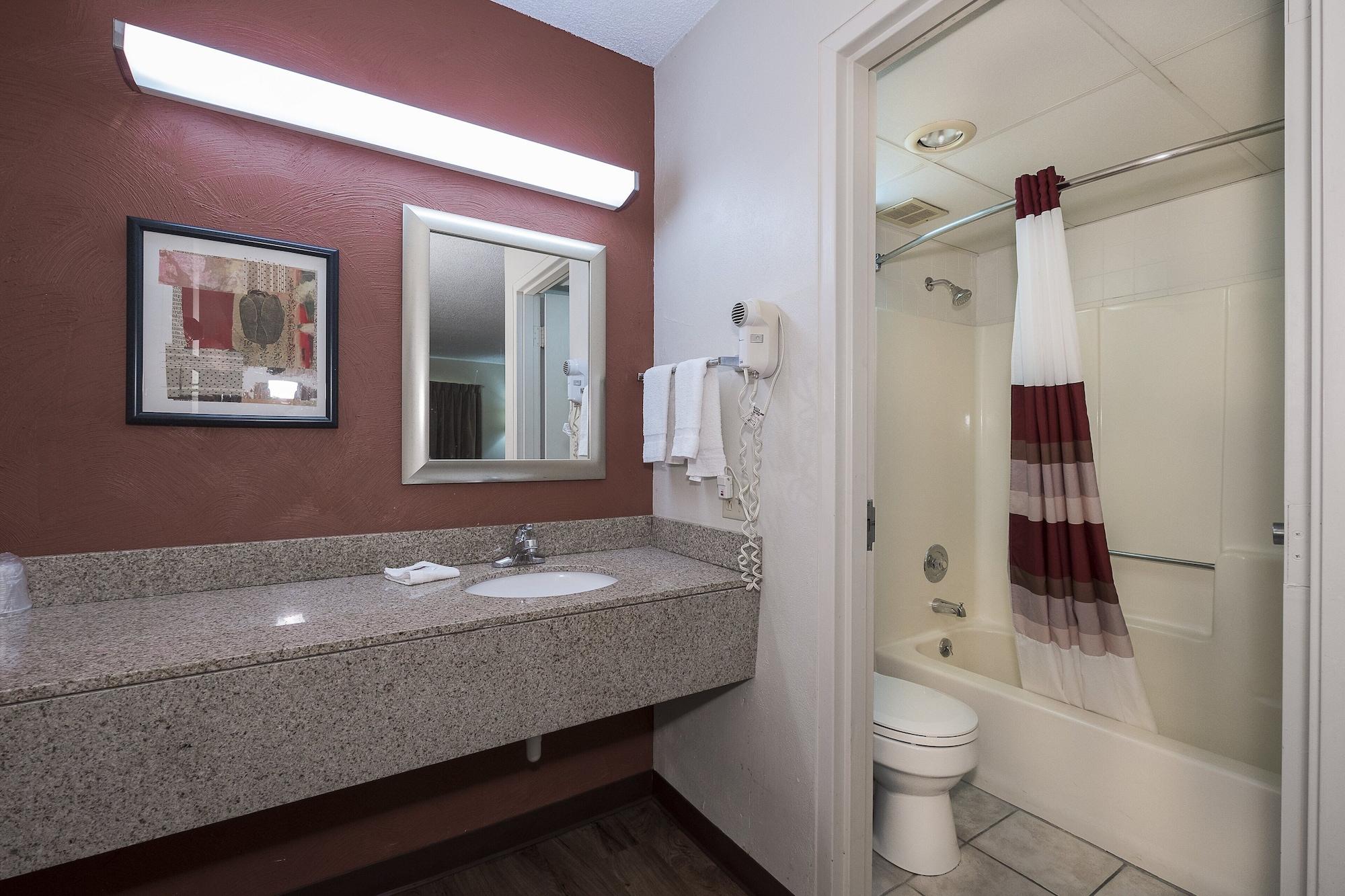 Red Roof Inn & Suites Cleveland - Elyria Bagian luar foto