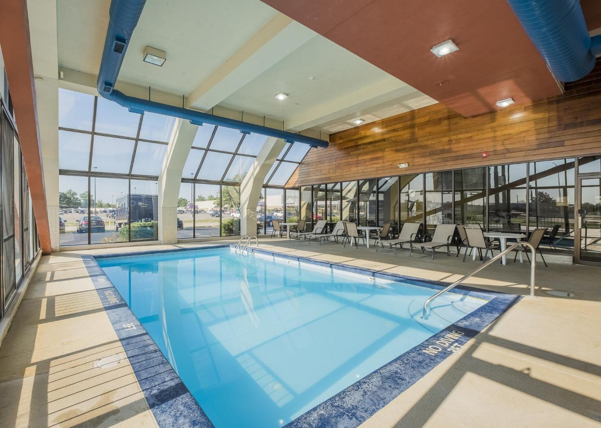 Red Roof Inn & Suites Cleveland - Elyria Bagian luar foto