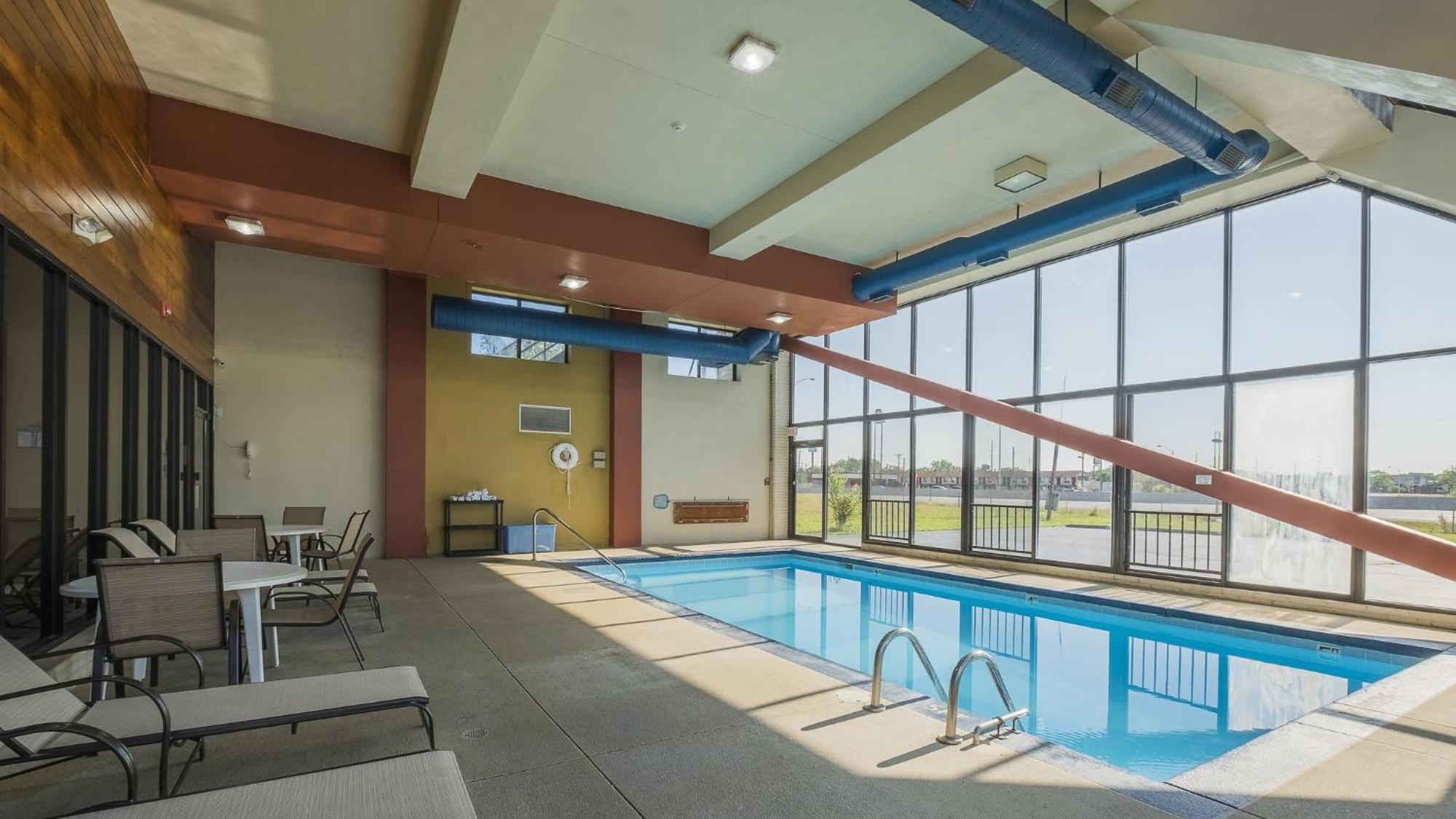 Red Roof Inn & Suites Cleveland - Elyria Bagian luar foto