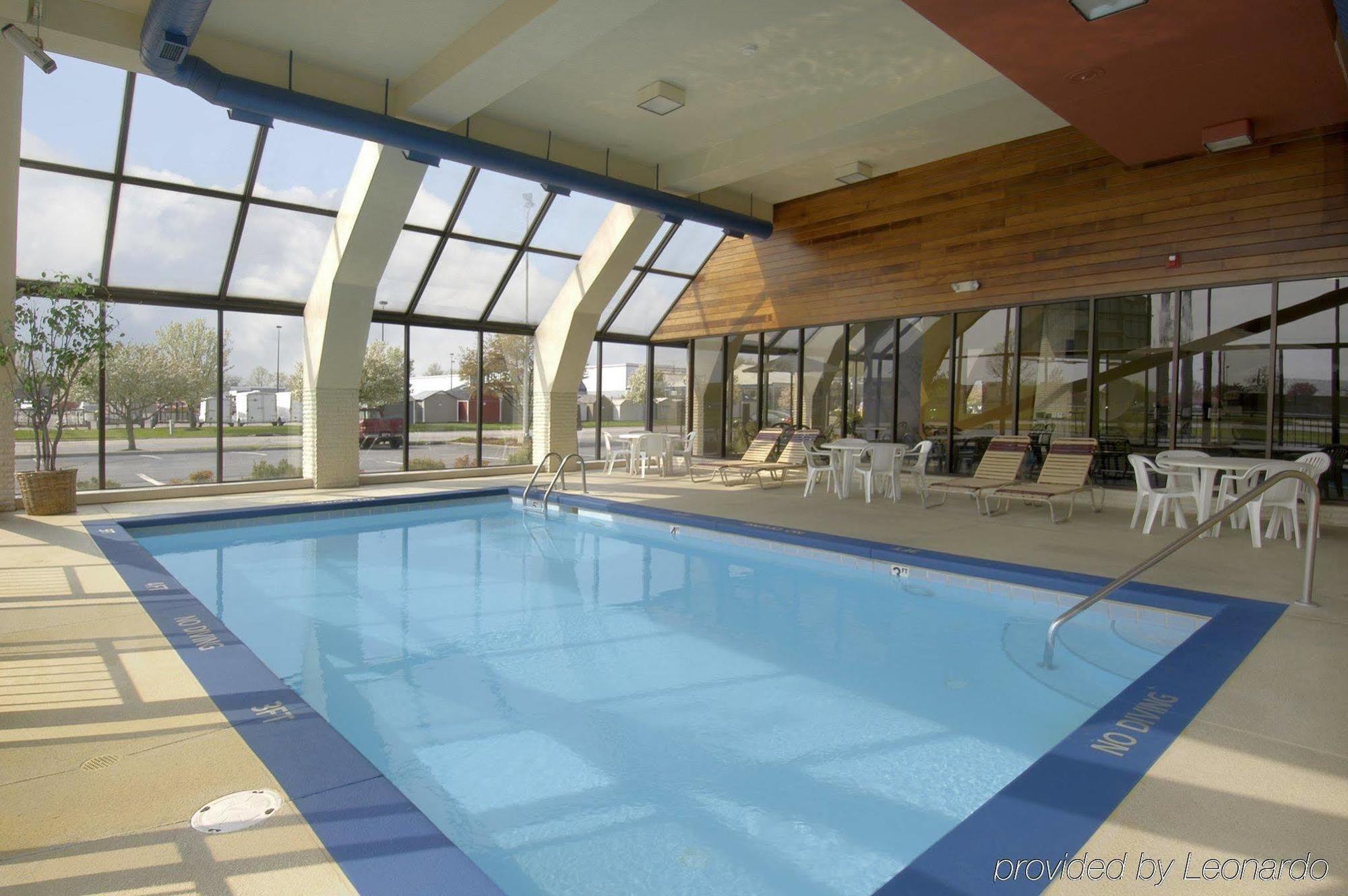 Red Roof Inn & Suites Cleveland - Elyria Bagian luar foto